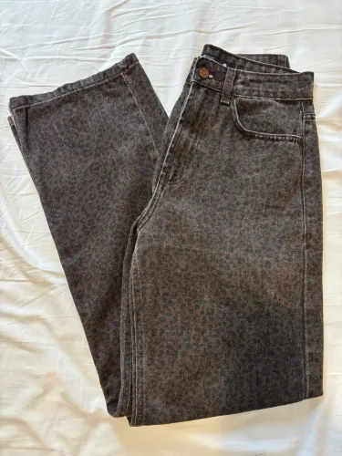Calça jeans estampa de oncinha