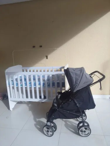 Carrinho de bebê e berço