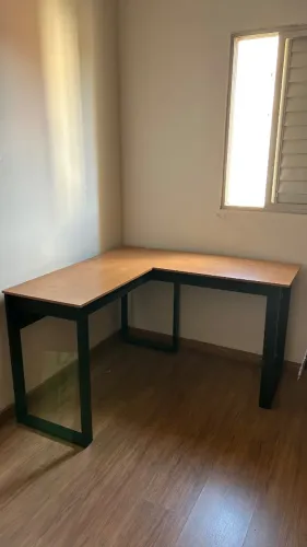 Mesa de escritório em L
