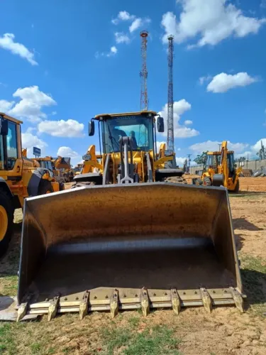Carregadeira Volvo a venda financiada