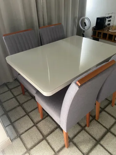 Mesa e cadeiras
