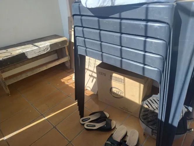 vende-se 5 jogos de mesa com 4 cadeiras na cor preta