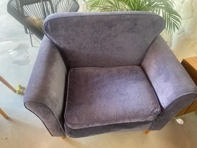 Poltronas em madeira maciça super conservadas 