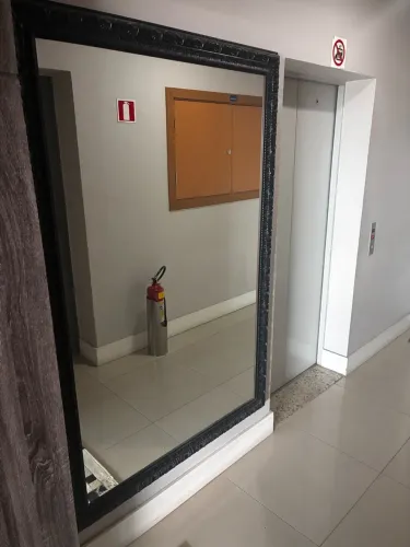 Espelho grande 1.60 x 1 c/ moldura  preta 