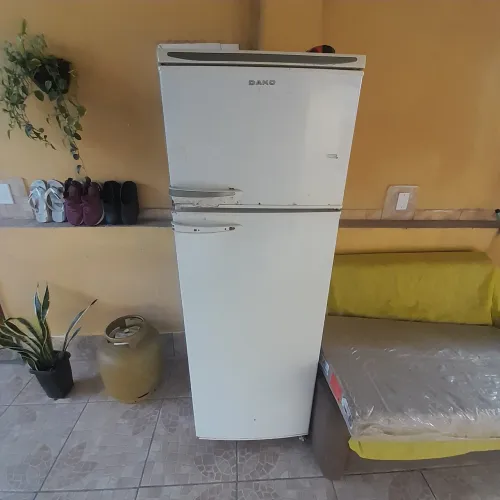 Vende se geladeira