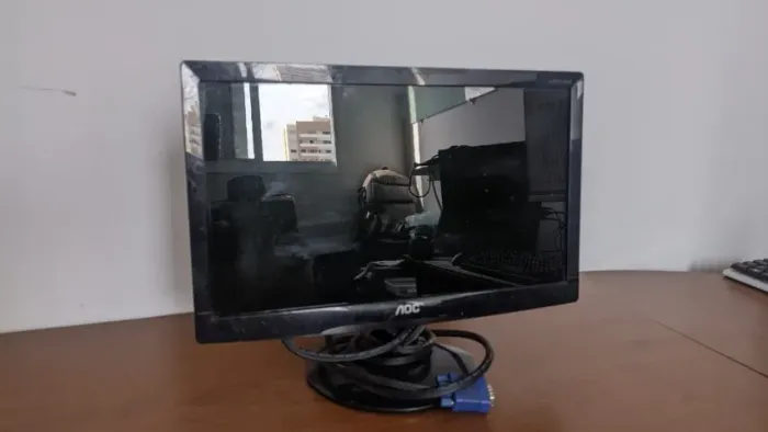 Monitor AOC 18,5 LED VGA funcionando