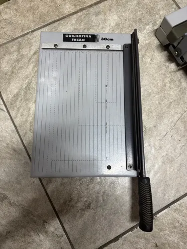 Vende se guilhotina e encadernadora