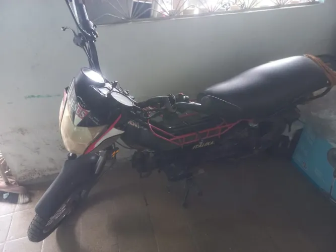 Moto italika 50cc sem nova primeiro dono moto compreta.