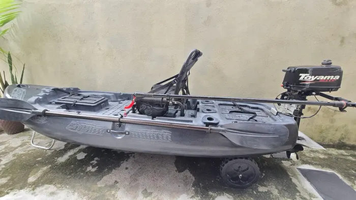 Caiaque Hunter Fishing 285 com motor Toyama 2.6hp