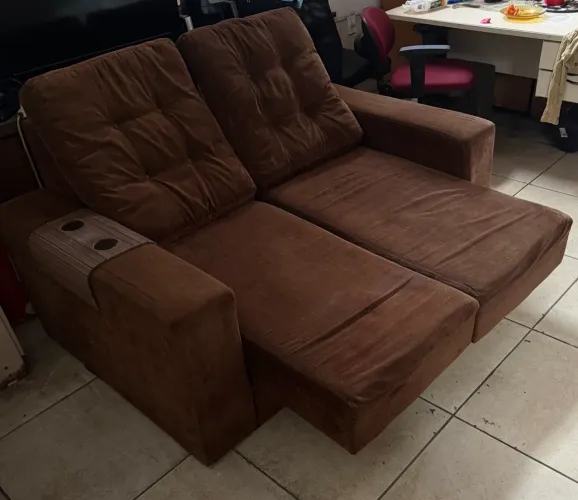 Sofá cama retrátil usado barato confortável com almofadas