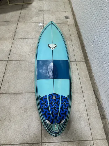 DUAS PRANCHAS DE SURF ACOMPANHA DIAS CAPAS