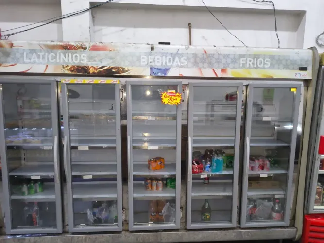 Expositor cinco portas para frios e laticineo