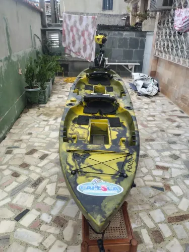Caiaque marca Caiaker New Foca Fishing com motor acoplado