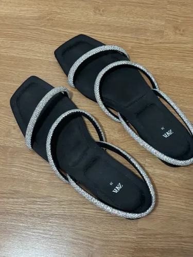 ZARA. Sandálias rasteiras com tiras brilhantes
