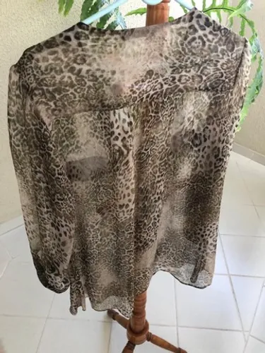 Camisa Ana Ribeiro estampa onça - tamanho 44