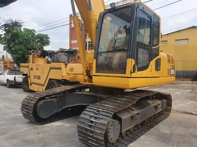 ESCAVADEIRA KOMATSU PC 200