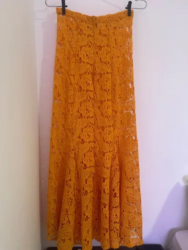 Saia de renda longa amarela