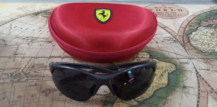 Óculos esportivo Ferrari