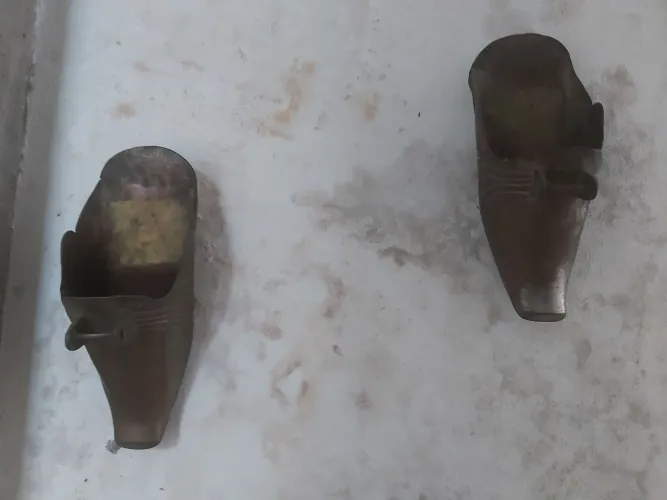 Par de Sapatos Antigos de Cobre