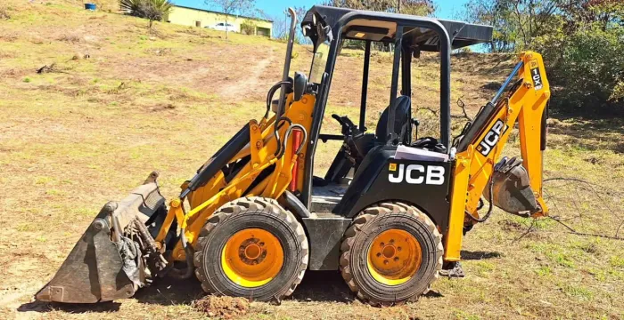 Mini retroescavadeira JCB 1CX ano 2012, 4x4, com linha para rompedor, em SP