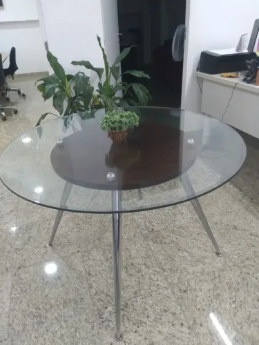 Mesa com rampo de vidro