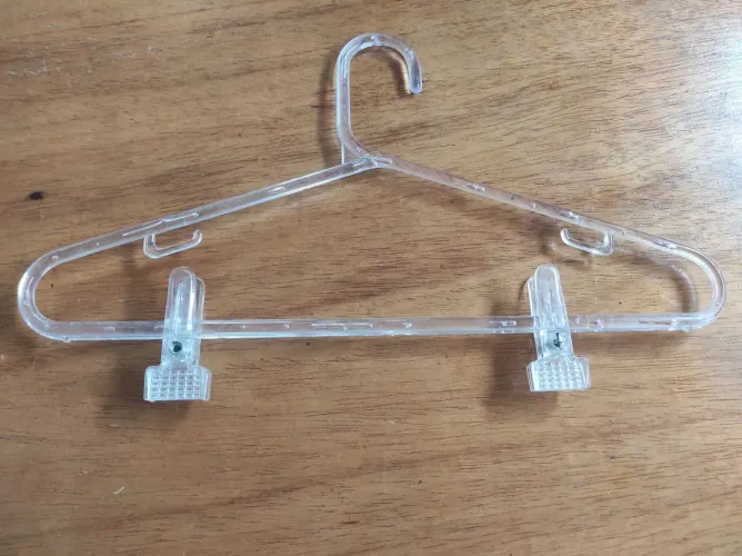 Cabide transparente com prendedores
