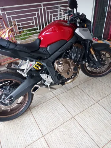 CB650R vermelha Quitada