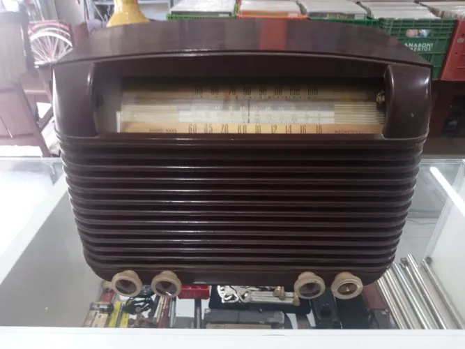 ? Rádio Antigo em Baquelite - AM - 220V - Vintage / Colecionável<br>