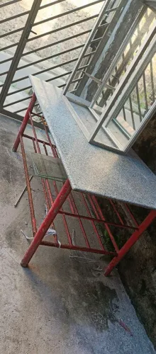 Mesa com estrutura em aço (Metalon) e tampo de granito