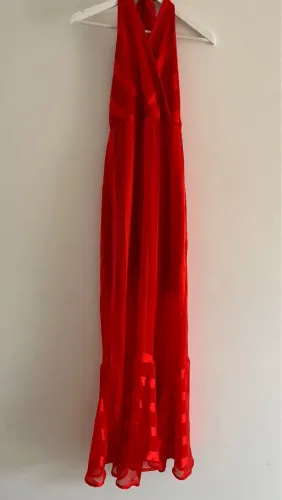 Vestido Vermelho Longo com Detalhes