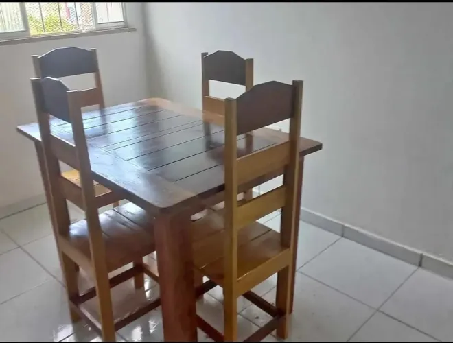 Conjunto de mesa de madeira com 4 cadeiras, a partir de 370 a 80 por 80 avista.