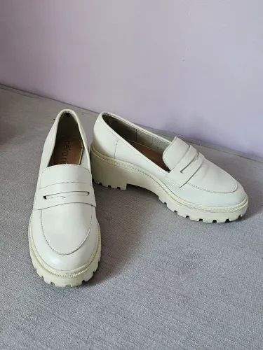 Sapato Loafer branco com solado tratorado