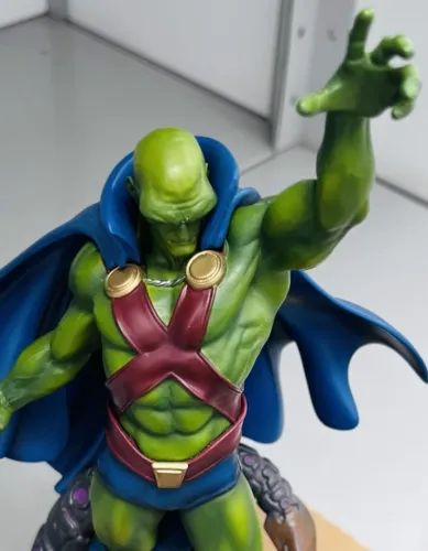 ESTÁTUA - CAÇADOR DE MARTE - MARTIAN MANHUNTER 1/10 DA IRON STUDIOS 