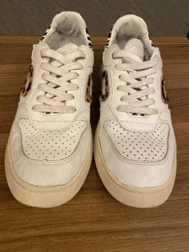 Tênis RESERVA branco com detalhes em animal print