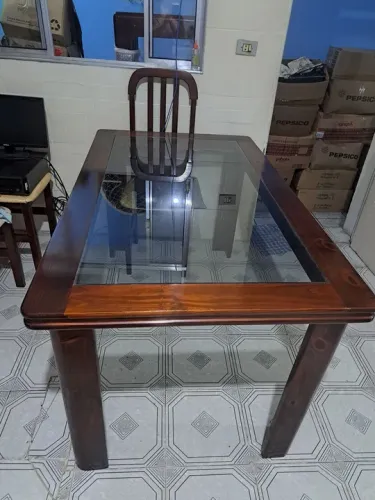 Mesa madeira maciça com tampo de vidro.
