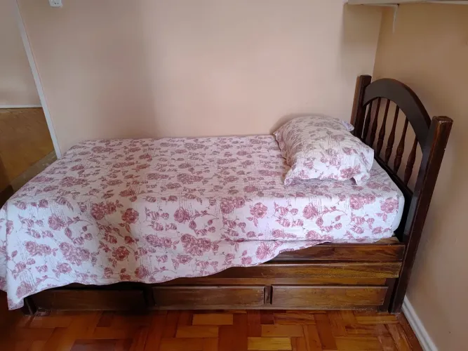 Bicama solteiro de madeira, gratis os 2 colchões!