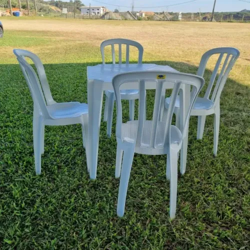 OFERTA POR TEMPO LIMITADO JOGO DA MESA MONOBLOCO SEMINOVA + 4 CADEIRAS BISTRÔ BRANCAS