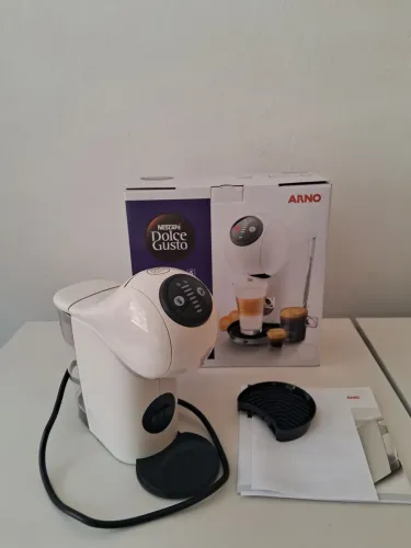 Cafeteira branca Arno dolce gusto 
