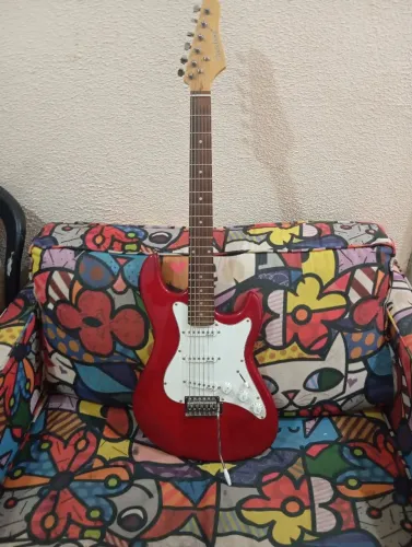 Guitarra+ cabo +bandoleira+ case+suporte.<br>Valor: 1800,00 reais