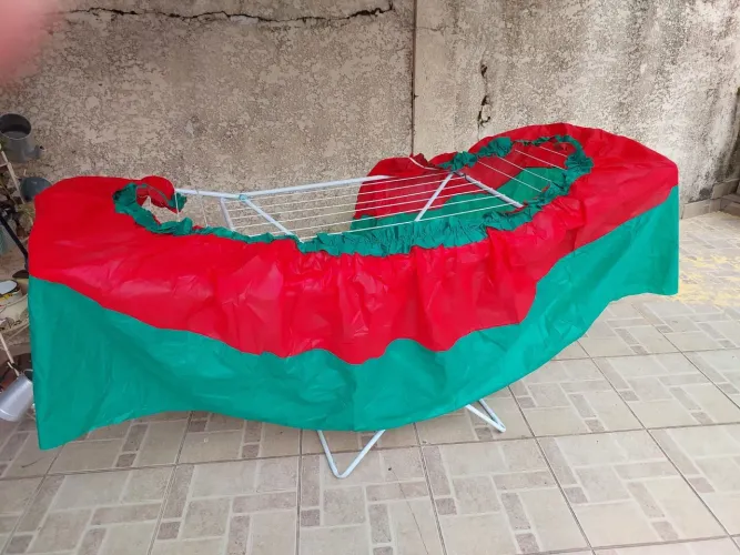 Toalha em TNT nas cores verde e vermelho para mesa de Natal. 