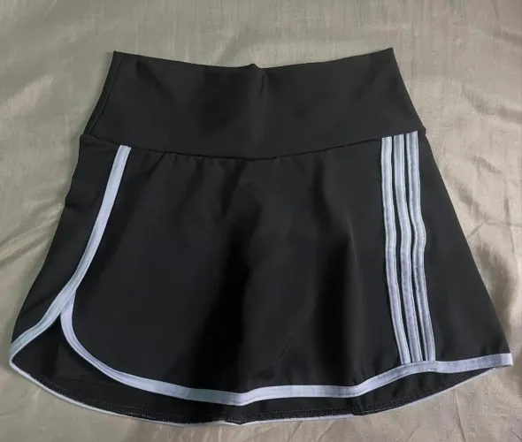 Saia esportiva preta com detalhes