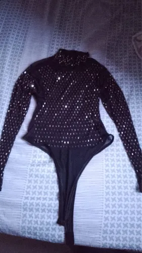 Body preto com pedrinhas douradas