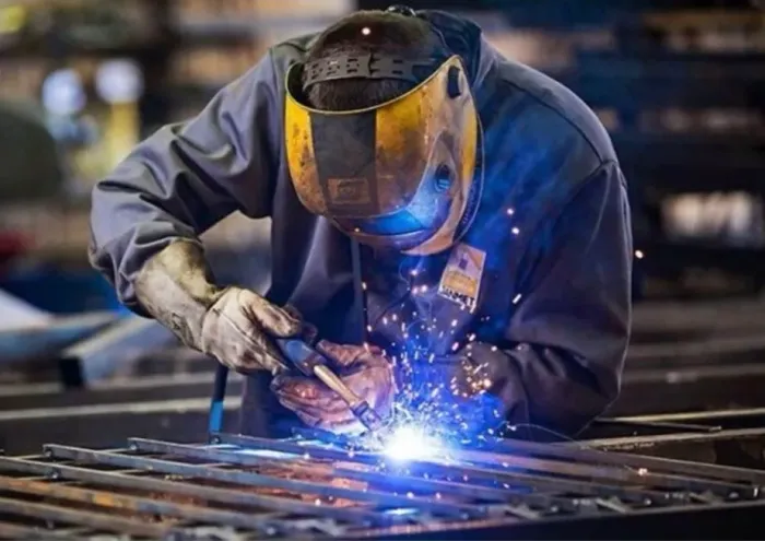 Precisa-se de serralheiro com experiência