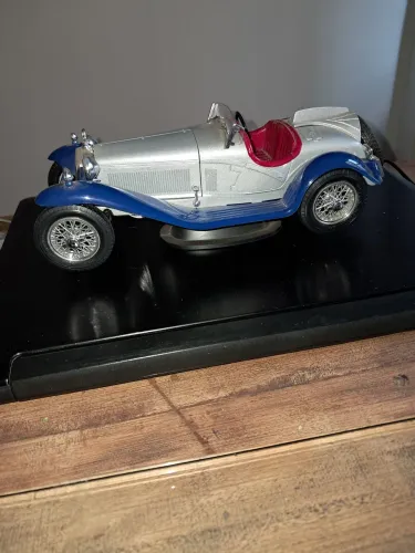 Alfa Romeo 8C 2300 - Modelo de Carro em Escala 1:18 Burago
