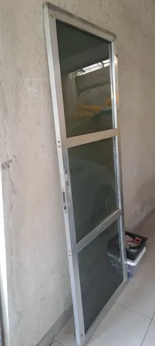 Folha de porta alumínio e vidro  reforçada  vidro  fume/cinza