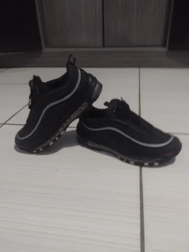 Nike Air Max 97 Refletivo - Preto e detalhes em vermelho