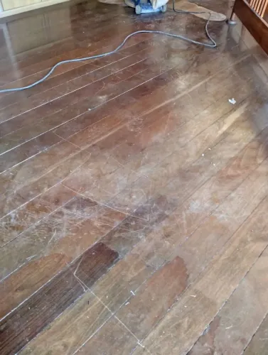 Raspagem em piso de madeira