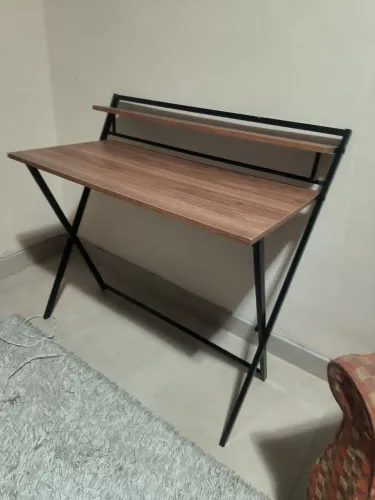 Mesa dobrável com prateleira