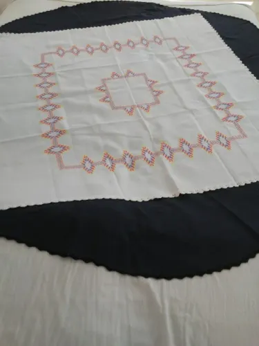 Toalha de Mesa Pequena Bordada a Mão em Ponto Vagonite.