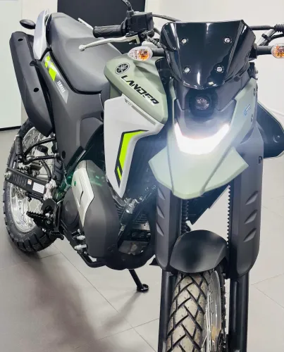 Lander 250 troco por carro